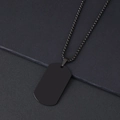 Detailweergave van een matzwarte roestvrijstalen dogtag-hanger met een vierkante box-ketting - 49*28mm Hanger + 2.5mm*60cm Bolletjesketting / Zwart