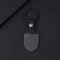 Llavero de escudo metálico minimalista en negro mate con correa de cuero y anillo redondo - Forma de Escudo / Cuero Negro