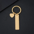 Porte-clés en métal doré avec plaque rectangulaire texturée et charm en forme de cœur - Porte-clés Barre Martelée avec Cœur Incliné (Or)