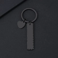 Porte-clés en métal noir mat avec barre texturée martelée et pendentif coeur - Porte-clés Barre Martelée avec Cœur Incliné (Noir)