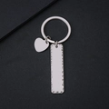 Porte-clés en métal poli avec cœur et pendentif rectangulaire à effet martelé - Porte-clés Barre Martelée avec Cœur Incliné (Argent)