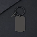 Primer plano del llavero con placa militar negra mate y colgante de cruz sobre fondo oscuro - Placa de Identificación Grande Negro