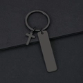 Detalle de llavero de cruz en acero negro mate con placa rectangular de metal vacía - Rectángulo Negro
