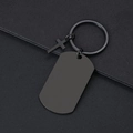 Detalle de llavero de metal negro mate con placa rectangular lisa y dije de cruz - Placa de Identificación Negro
