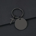Detalle de llavero de metal negro mate con disco redondo y colgante de cruz para grabar - Redondo Negro