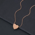 Moderne minimalistische Herzanhänger-Halskette in poliertem Roségold-Edelstahl - Roségold
