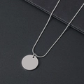 Detailansicht eines minimalistischen runden Anhängers an einer Schlangenkette aus Silber - Schlangenknochen-Halskette / 20mm Innenloch Kreis / Silber