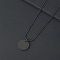 Detailaufnahme einer mattschwarzen Rundhalskette mit eleganter Schlangenkette-Optik - Schlangenknochen-Halskette / 20mm Innenloch Kreis / Schwarz