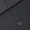 Detailansicht einer minimalistischen schwarzen Schlangenkette mit rundem Anhänger - Schlangenknochen-Halskette / 15mm Innenloch Rund / Schwarz