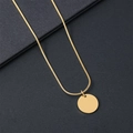 Nahaufnahme der goldenen Schlangenkette mit einem flachen, polierten runden Blindanhänger - Schlangenknochen-Halskette / 15mm Innenloch Rund / Gold