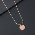 Detail einer roségoldenen Schlangenkette mit einem polierten, runden Anhänger ohne Logo - Schlangenknochen-Halskette / 15mm Innenloch Rund / Roségold