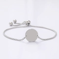Dettaglio del bracciale a catena box in acciaio inossidabile con cursore regolabile e ciondolo - Bracciale Catena Veneziana con Piastra Rotonda / Argento