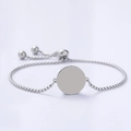Détail d'un bracelet gourmette en acier inoxydable avec curseur réglable et étiquette - Bracelet Disque Rond Argenté (Chaîne Perle)
