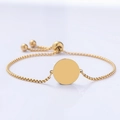 Détail macro du bracelet à chaîne dorée ajustable avec pendentif rond et fermoir coulissant - Bracelet Disque Rond Doré (Chaîne Perle)