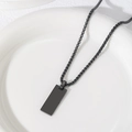 Dettaglio del pendente rettangolare nero con catena box abbinata su ceramica bianca - 25X10mm Rettangolo Con Catena Veneziana / Nero