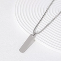 Macro-opname van een gepolijste roestvrijstalen rechthoekige hanger met een box-ketting - Zilver