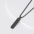 Detailopname van de zwarte rechthoekige roestvrijstalen hanger aan een box-ketting - Zwart