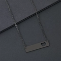 Minimalistische matzwarte staafketting met hart-uitsparing op een getextureerde basis - Zwart Hol Hart Balk Halsketting 45cm