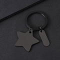 Detailaufnahme vom mattschwarzen Edelstahl-Schlüsselanhänger mit Stern und Oval - Schwarz Stil