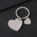 Detalle de llaveros de doble corazón de acero inoxidable con acabado de espejo pulido - Corazón Inclinado + Corazón Inclinado Pequeño (Plateado)