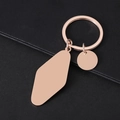 Roestvrijstalen sleutelhanger in roségoud met ruitvormige en ronde metalen labels - Ruit en Ronde Bedel Stijl Roségoud