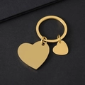 Llavero de corazón de acero inoxidable dorado pulido sobre fondo gris texturizado - Corazón Inclinado + Corazón Inclinado Pequeño (Dorado)