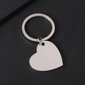 Dettaglio del portachiavi a cuore in acciaio inossidabile lucido con superficie liscia - Portachiavi Cuore Argento