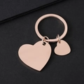 Llavero elegante de acero inoxidable oro rosa con colgantes de doble corazón sobre negro - Corazón Inclinado + Corazón Inclinado Pequeño (Oro Rosa)