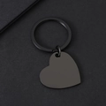Dettaglio macro del ciondolo a cuore in acciaio inossidabile nero opaco su anello piatto - Portachiavi Cuore Nero