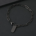 Dettaglio del bracciale a catena a graffetta nera con placchetta rettangolare incisa - Bracciale a Graffetta Ovale (16.4*6.4mm) / Nero