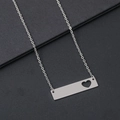 Zilveren roestvrijstalen staafketting met opengewerkt hartje op een zwarte achtergrond - Zilver Hol Hart Balk Halsketting 45cm