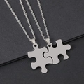 Detail der ineinandergreifenden Puzzle-Anhänger mit silbernen Edelstahl-Gliederketten - Puzzle-Stil (Silber)