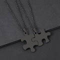 Nahaufnahme der matt schwarzen Edelstahl-Puzzleteil-Halsketten für Paare und Partner - Puzzle-Stil (Schwarz)