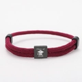 Detail der Class of 2026 Gravur am verstellbaren weinroten geflochtenen Armband - Weinrotes Seil + Schwarz