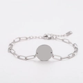 Detailansicht der Büroklammer-Halskette aus Edelstahl mit rundem, blankem Anhänger - Silber Rund Anhänger Büroklammer Armband