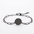 Detailansicht der schwarzen Büroklammerkette aus Edelstahl mit rundem Blanko-Anhänger - Schwarz Rund Anhänger Büroklammer Armband