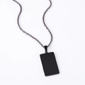 Detail van de zwarte mat roestvrijstalen rechthoekige hanger met metalen O-ketting - Zwart Stijl