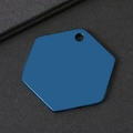 Macro detail van een blauwe zeshoekige roestvrijstalen hanger met gladde metalen afwerking - Zeshoek Blauw / 33.7mm*30mm