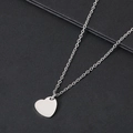 Dettaglio del ciondolo a forma di cuore in acciaio inossidabile con finitura lucida - 15*14mm / Argento