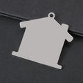 Macro-opname van huisvormige roestvrijstalen hanger met zilveren spiegelglans en gat - Huis Stijl Zilver / Zilver