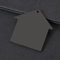 Close-up van een huisvormige zwarte roestvrijstalen hanger met een gladde spiegelafwerking - Zwart