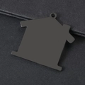 Macrodetail van een huisvormige zwarte roestvrijstalen hanger met matte afwerking en gat - Huis Stijl Zwart / Zwart
