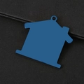 Macro-opname van een blauwe huisvormige roestvrijstalen hanger met een glanzende finish - Huis Stijl Blauw / Blauw