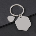 Porte-clés en acier inoxydable avec pendentifs cœur et hexagone sur texture sombre - Argent