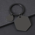 Gros plan de pendentifs cœur et hexagone en acier inoxydable noir mat sur un porte-clés - Noir