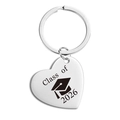 Vue détaillée du porte-clés coeur en acier poli avec gravure Class of 2026 et toque - Argent Class of 2026 Commémoration de Diplôme (TX0025) / Argent
