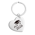 Détail d'un porte-clés coeur argenté avec gravure Class of 2026 et icône de diplôme - Argent Class of 2026 avec Chapeau (TX0026) / Argent