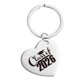 Détail de la gravure Class of 2026 et du chapeau de diplômé sur porte-clés cœur en inox - Argent Chapeau de Graduation Noir 2026 Style (TX0048) / Argent