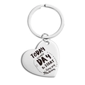 Détail macro du porte-clés cœur en acier inoxydable argenté avec texte inspirant gravé - Argent Avion Rêves Style de Vie (TX0036) / Argent