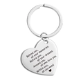 Vue macro d'un porte-clés en forme de cœur en acier inoxydable avec gravure inspirante - Argent Souvenirs Rêves et Amour Style Parallélisme (TX0031) / Argent